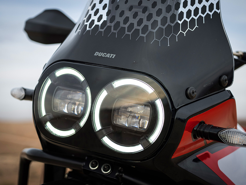 DUCATI DesertX Rally (Showroom)